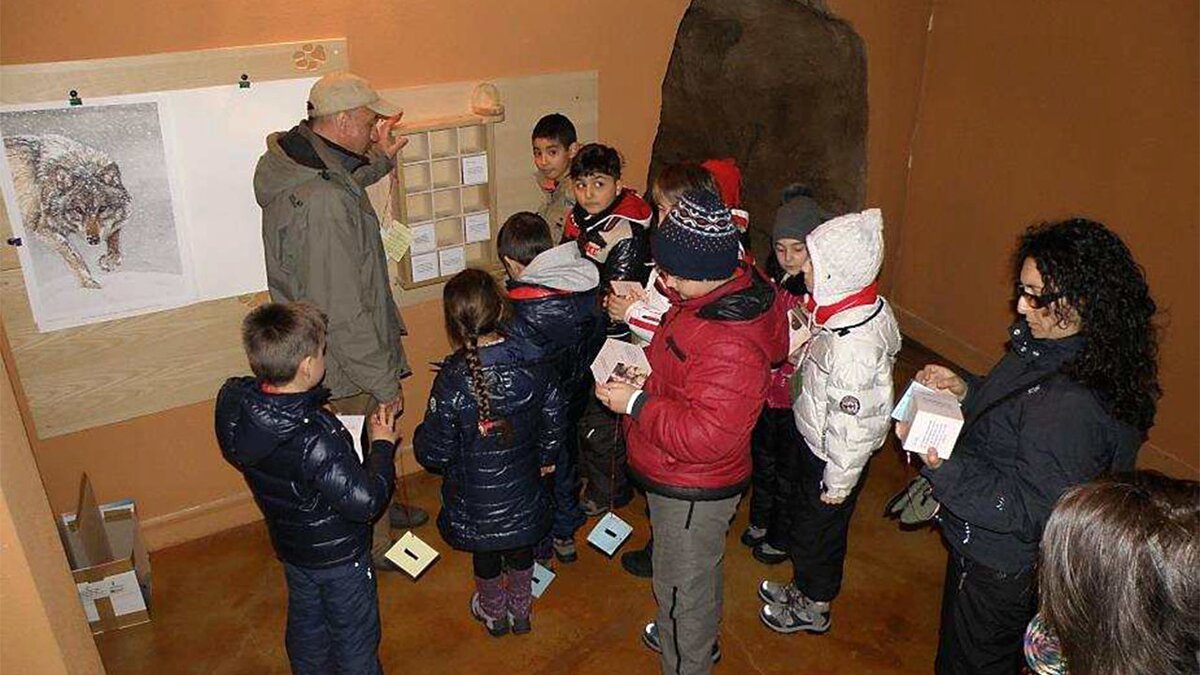 Attività didattica all'Area faunistica. Archivio APAM. Fine descrizione fotografia.